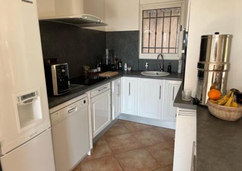 Kitchen, Villa independante dans un domaine prive 25 minutes de Cannes in Parc Residentiel de l'Esterel