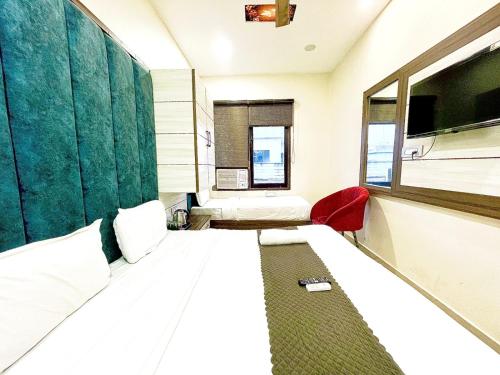 Triple Room with Balcony image 10