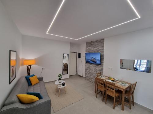 Athens Stylish Renovated 62sqm Apartment for Families & Couples with Balcony in Quiet Area near City Center, Atenas