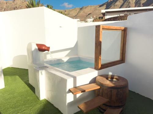 Bungalow Ahul Famara con pequeña piscina 2