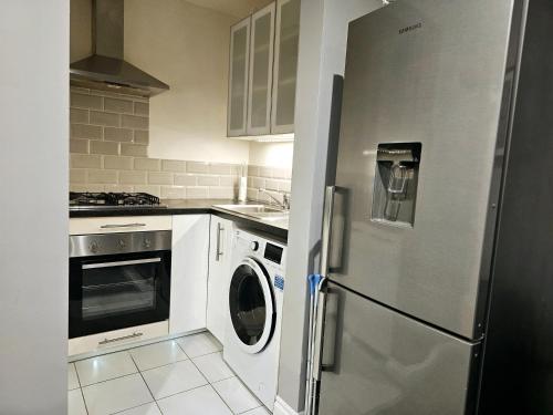 StayZen Apartments - Free Parking & Private Garden Ground Floor Central Woking - Business & Leisure in Woking