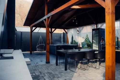 Balkons/terase, A-Frame Cabins & Private Jacuzzi in Tinăud