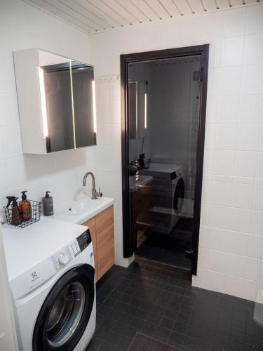 Two-room flat with sauna, glazed balcony and free parking lot, Хельсинки (фото 6)