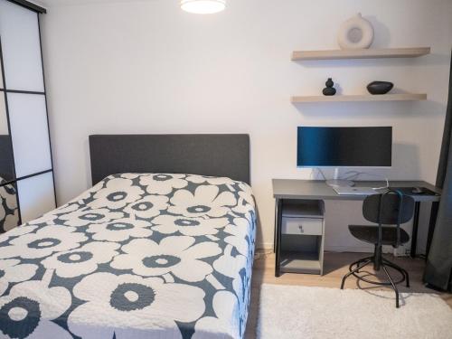 Two-room flat with sauna, glazed balcony and free parking lot, Хельсинки (фото 9)