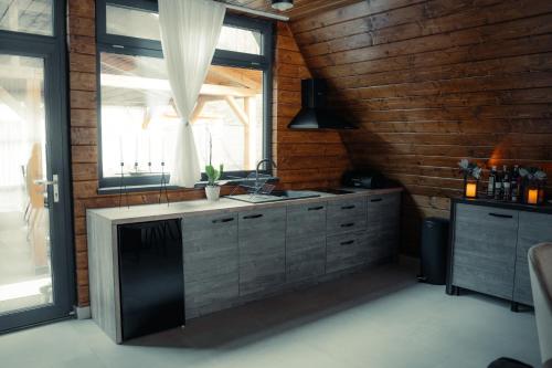 virtuve, A-Frame Cabins & Private Jacuzzi in Tinăud