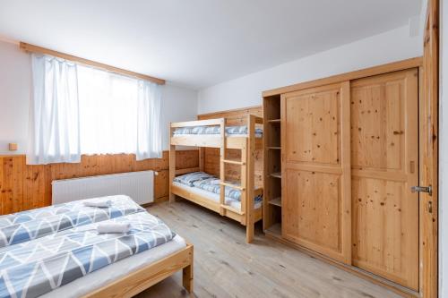 1 queen bed, 2 bunk beds