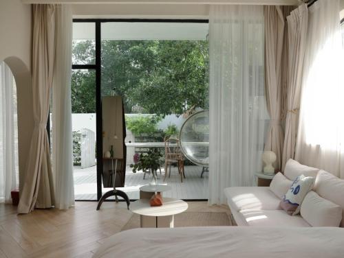 不觉晓晨曦花园别墅 Bujuexiao Dawn Garden Villa Shanghai - Free daily shuttle bus to Disneyland, exquisite and beautiful garden courtyard, private spa bathtub in each room, hearty daily breakfast provided for all guests, Shanghai (foto 2)