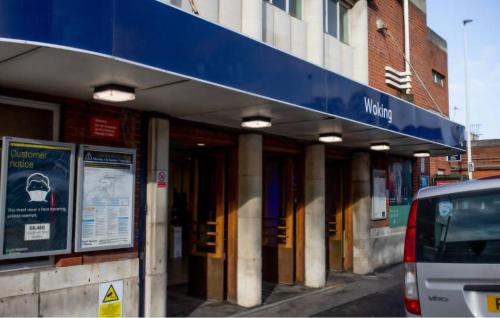 StayZen Apartments - Free Parking & Private Garden Ground Floor Central Woking - Business & Leisure in Woking