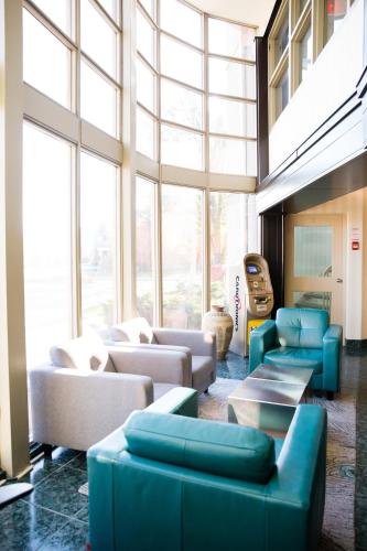 Zajednički dnevni boravak / prostorija s TV-om, Admiral Inn Hamilton in Hamilton (ON)