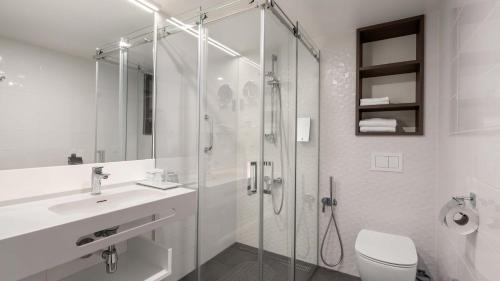 Standard Double or Twin Room image 10