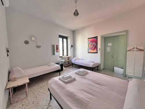 4 twin beds