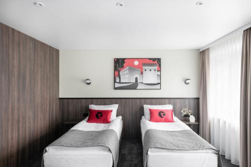 2 twin beds