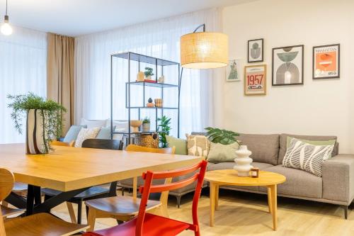 Spacious 3BR - 2 Parking Spots, Full Kitchen, by Gravity Prague, Praga