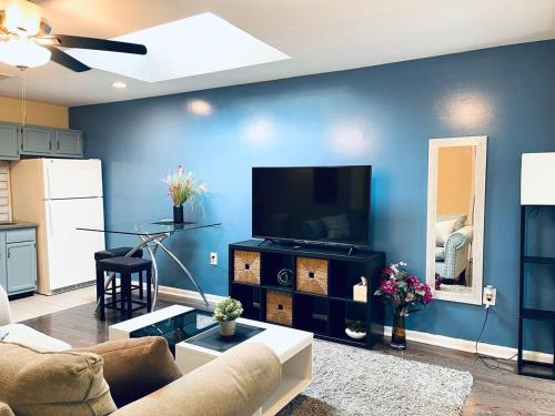 Cozy 1BD Apt - Magic Garden in Center City thumb 2