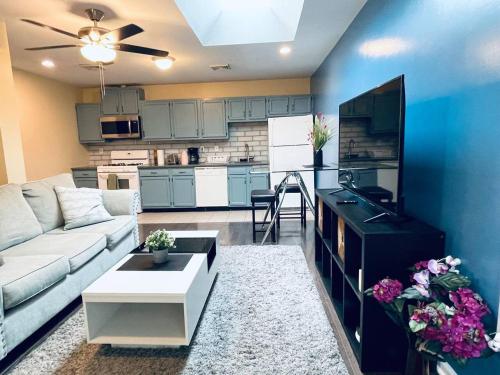 Cozy 1BD Apt - Magic Garden in Center City thumb 4
