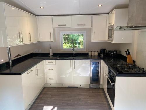 virtuve, Oak Tree Lodge with Hot Tub near Alton Towers in Croxden