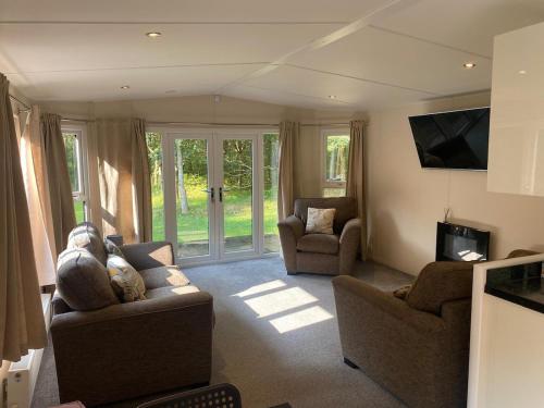 Oak Tree Lodge with Hot Tub near Alton Towers in Croxden