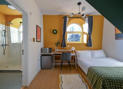 Spacious Ensuite Bedroom Close to Angel & Shoreditch - image 4
