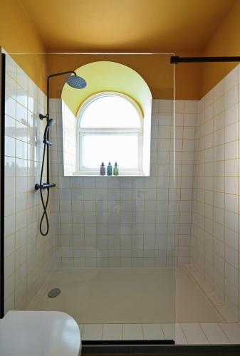Spacious Ensuite Bedroom Close to Angel & Shoreditch - image 3