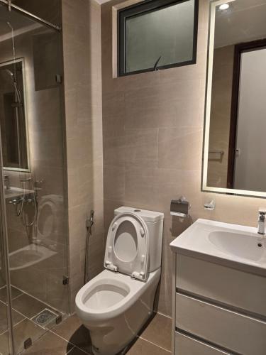 41st Floor TRIZEN Smart Luxury Apartment with sea view and portcity view - image 8
