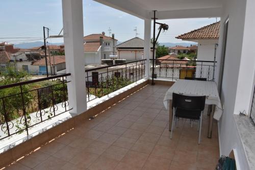 Spacious apartment next to Arch View of Philippi Spacious apartment next to Arch View of Philippi