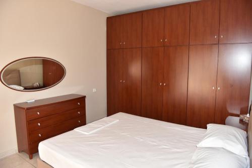 Spacious apartment next to Arch View of Philippi Spacious apartment next to Arch View of Philippi