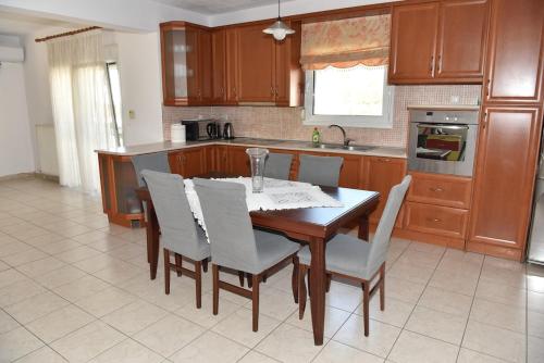 Spacious apartment next to Arch View of Philippi Spacious apartment next to Arch View of Philippi