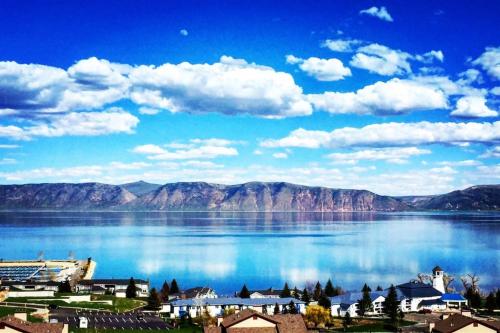 Gorgeous Updated Lake View Condo 942 3 in Garden City (UT)