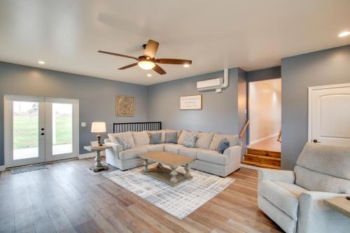 Chic Ste Genevieve Home with Nice Interior Amenities in Avon, USA