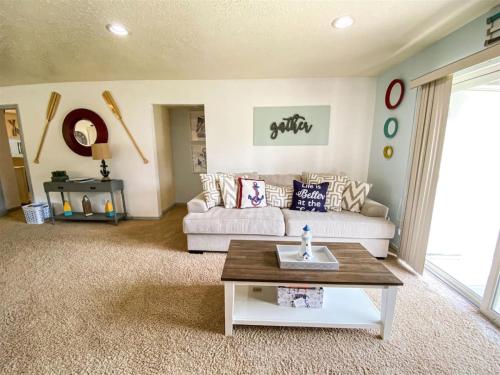 Beautiful Updated 2 Bedroom Condo T106