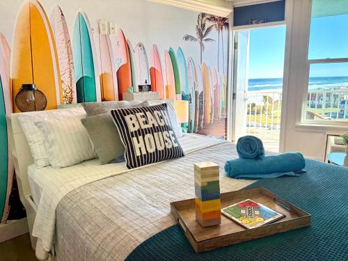 NEW Beachfront Studio - Private Balcony with Ocean View - Pool - Hot Tub - Tiki Bar - Sauna in Daytona Beach, USA