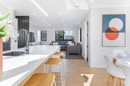 Luxury, Modern with King Bed and Views- By KOSH BNB, Hamilton