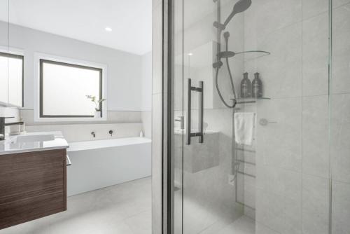 Luxury, Modern with King Bed and Views- By KOSH BNB, Hamilton (fotografie 9)