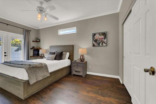 Sunny 5BR 4.5 Bath Las Vegas Retreat with Pool, Лас-Вегас (фото 7)