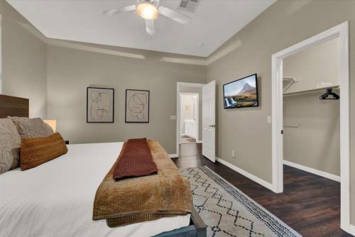 Sunny 5BR 4.5 Bath Las Vegas Retreat with Pool, Лас-Вегас (фото 8)