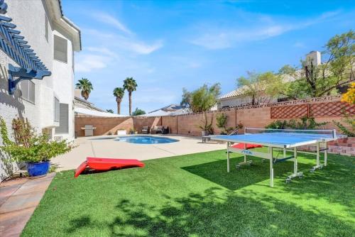 Sunny 5BR 4.5 Bath Las Vegas Retreat with Pool, Лас-Вегас (фото 9)