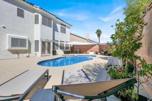 Sunny 5BR 4.5 Bath Las Vegas Retreat with Pool, Лас-Вегас (фото 10)