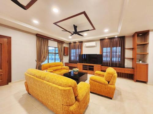 ipoh 5min to town centre 92bungalow 5br5bath19pax ipoh 5min to town centre 92bungalow 5br5bath19pax