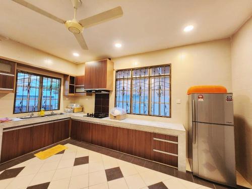 ipoh 5min to town centre 92bungalow 5br5bath19pax ipoh 5min to town centre 92bungalow 5br5bath19pax