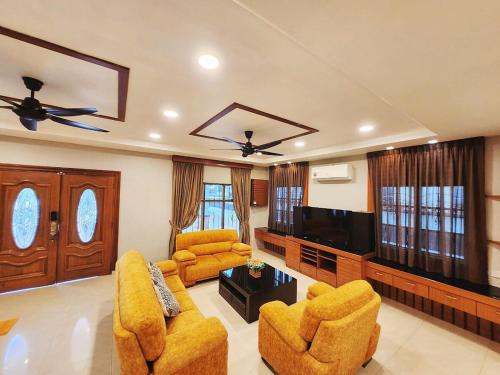 ipoh 5min to town centre 92bungalow 5br5bath19pax ipoh 5min to town centre 92bungalow 5br5bath19pax