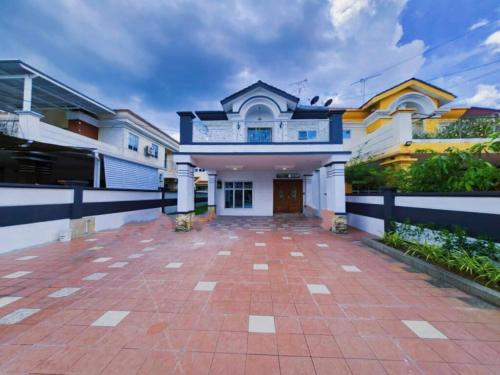 ipoh 5min to town centre 92bungalow 5br5bath19pax ipoh 5min to town centre 92bungalow 5br5bath19pax