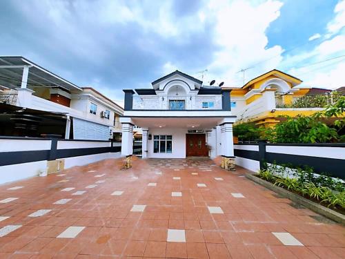 ipoh 5min to town centre 92bungalow 5br5bath19pax ipoh 5min to town centre 92bungalow 5br5bath19pax