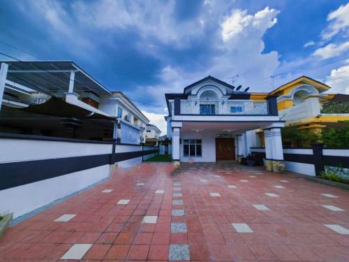 ipoh 5min to town centre 92bungalow 5br5bath19pax ipoh 5min to town centre 92bungalow 5br5bath19pax