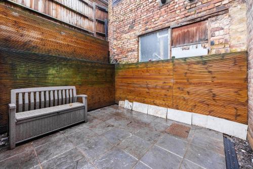 Family-Friendly 3BR Sleeps 8 Hammersmith - image 5