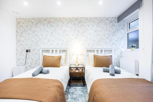 Family-Friendly 3BR Sleeps 8 Hammersmith - main image