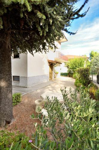 Laila's Frasassi House by RentMax in Poggio San Marcello
