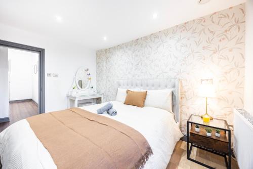 Family-Friendly 3BR Sleeps 8 Hammersmith - image 8