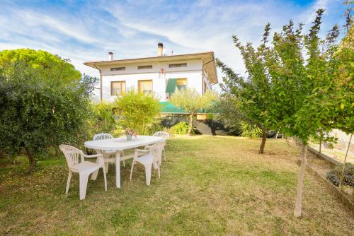 Laila's Frasassi House by RentMax in Poggio San Marcello