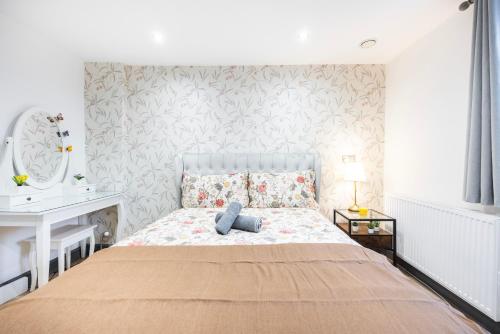 Family-Friendly 3BR Sleeps 8 Hammersmith - image 12