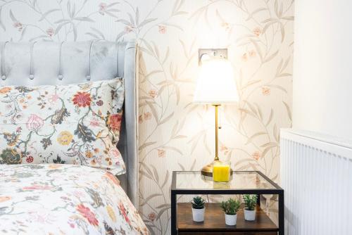 Family-Friendly 3BR Sleeps 8 Hammersmith - image 11